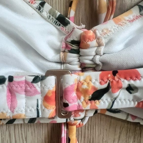 Floral Bikini Top with Adjustable Tie Size Large Material - Picture 7 of 9